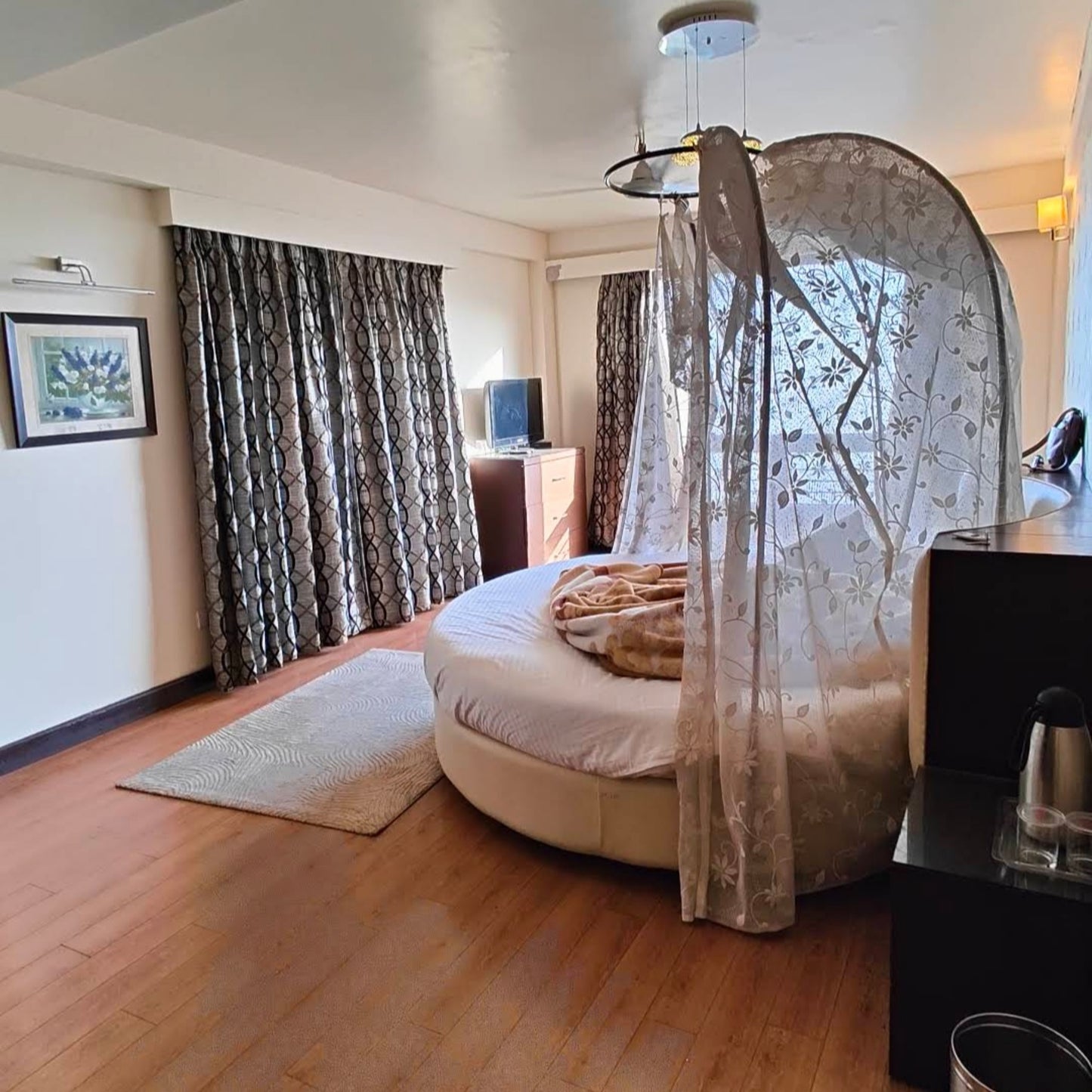 Honeymoon Inn